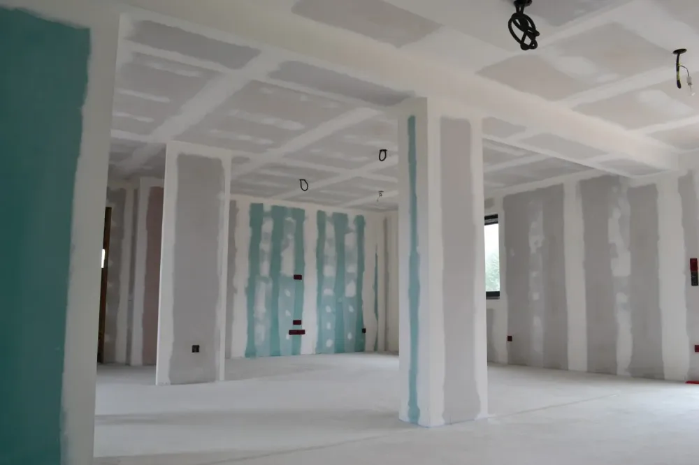 grande pièce avec pillierwebp